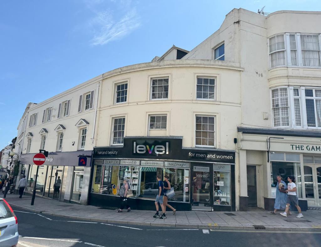 Lot: 114 - FREEHOLD FOUR STOREY TOWN CENTRE SHOP AND UPPER PARTS WITH CONVERSION POTENTIAL - View of building from main road